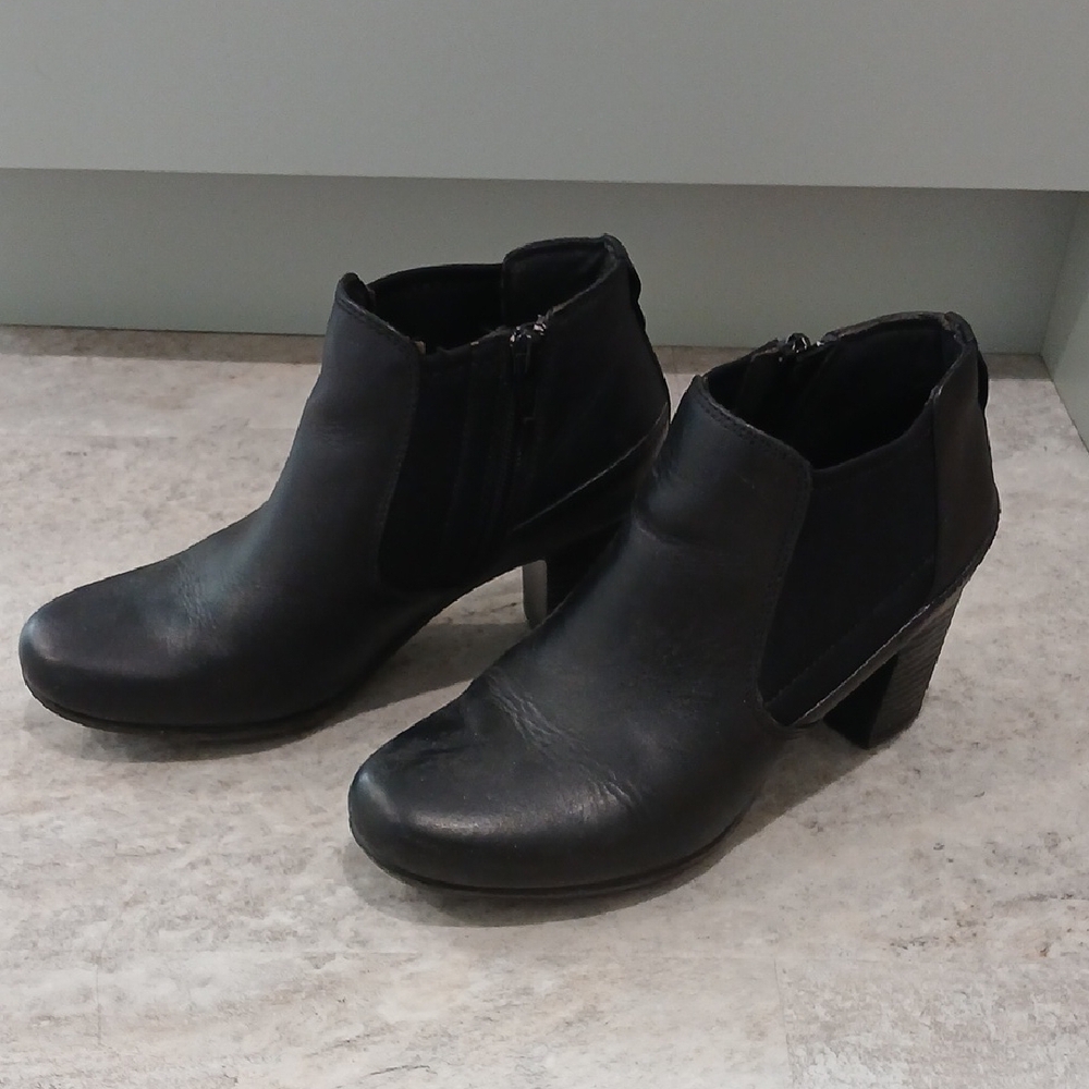 Clarks Black Ankle Booties - Picture 2 of 5